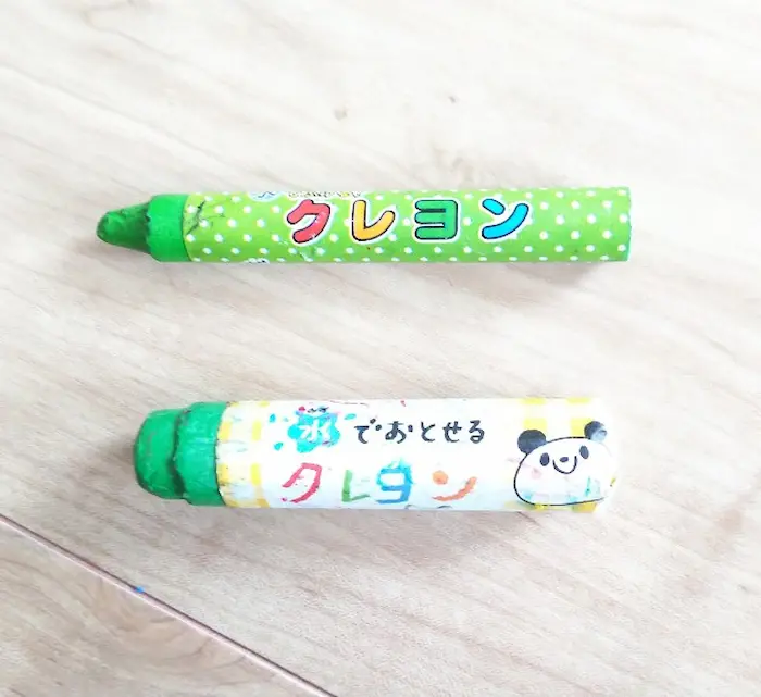 キャンドゥとサクラクレパスの水で落とせるクレヨンの比較写真