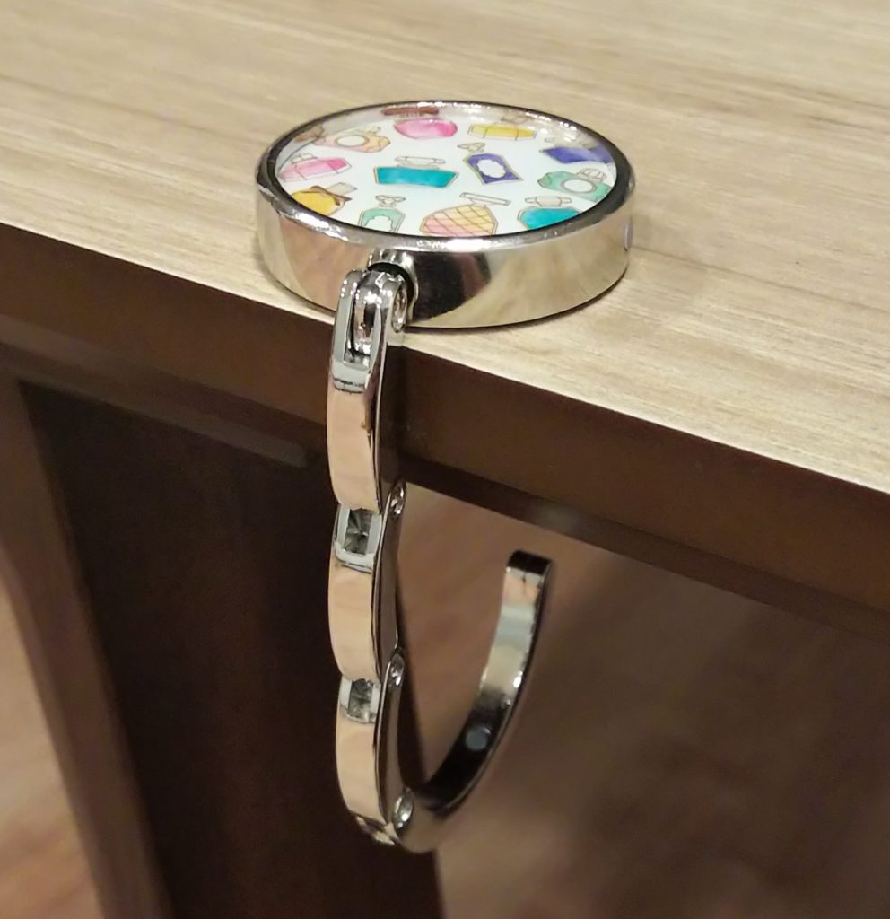 【テーブルフック】100均で見つけたバック掛けが便利で可愛い！ ゆる育ライフ