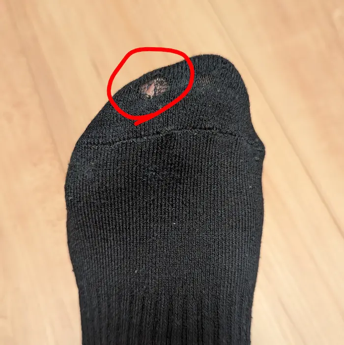 穴の開いた靴下