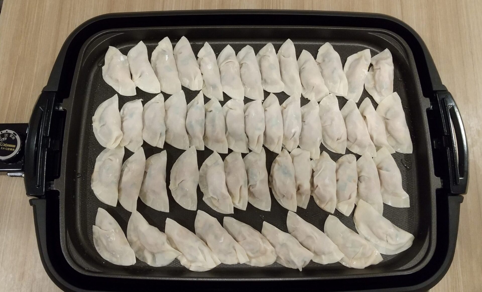 象印 ホットプレート ヤキヤキで餃子を焼いてる写真