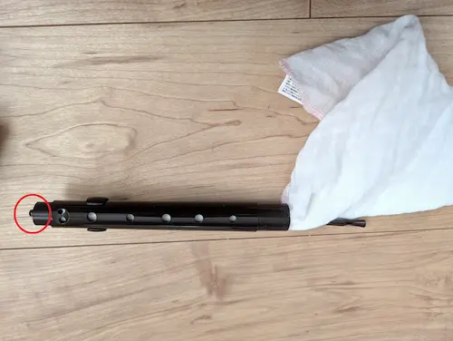 リコーダー内に、ガーゼハンカチが入っている様子