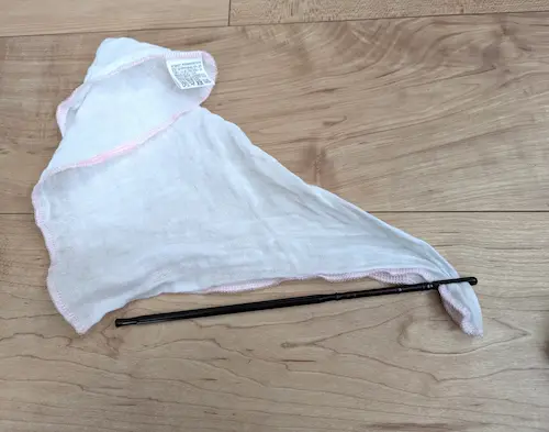 ダイソーのガーゼハンカチをリコーダー掃除棒に通してみる