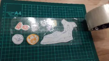 手作り素材の上にテープを貼る