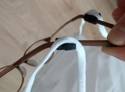 「マスクひもをメガネにひっかける」にマスク紐をひっかけます。