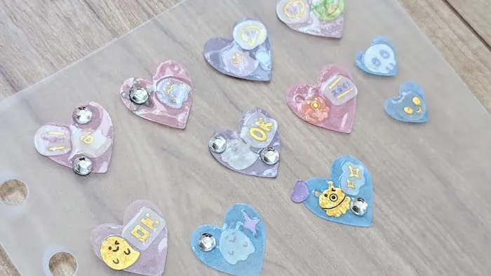① 既存のシールや紙の上にレジンをのせて、ぷっくり仕上げる方法