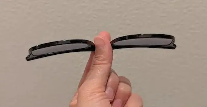 JINS Switch basicのプレートを横から見た写真