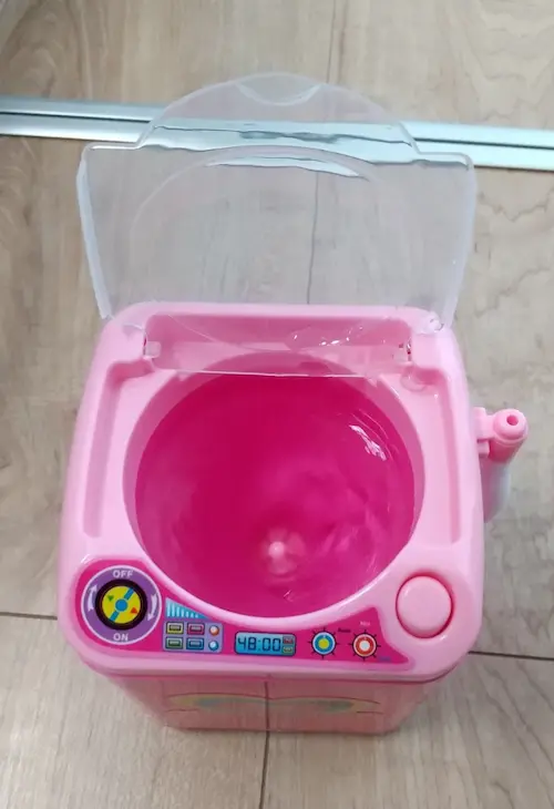 ダイソーのミニ洗濯機に水を入れた写真