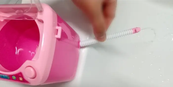 ダイソーのミニ洗濯機から排水している様子