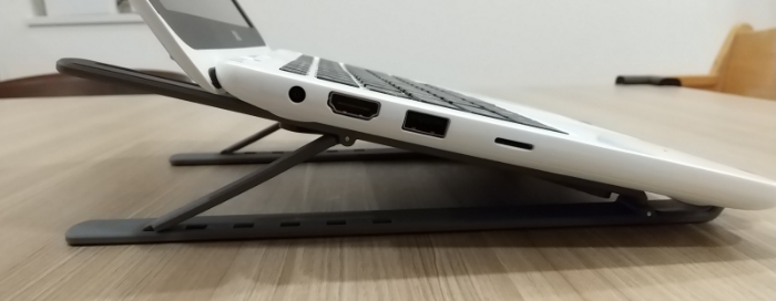 ダイソーノートパソコン&タブレットスタンの一番低い角度で、パソコンを乗せた