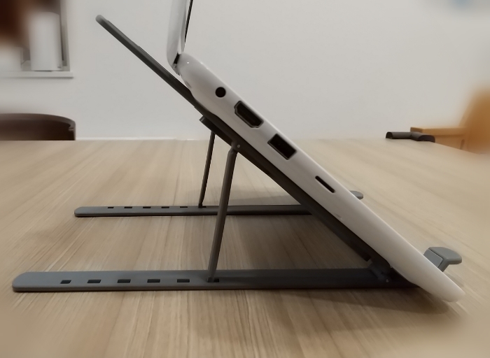 ダイソーノートパソコン&タブレットスタンドの一番高い角度でパソコンを乗せた