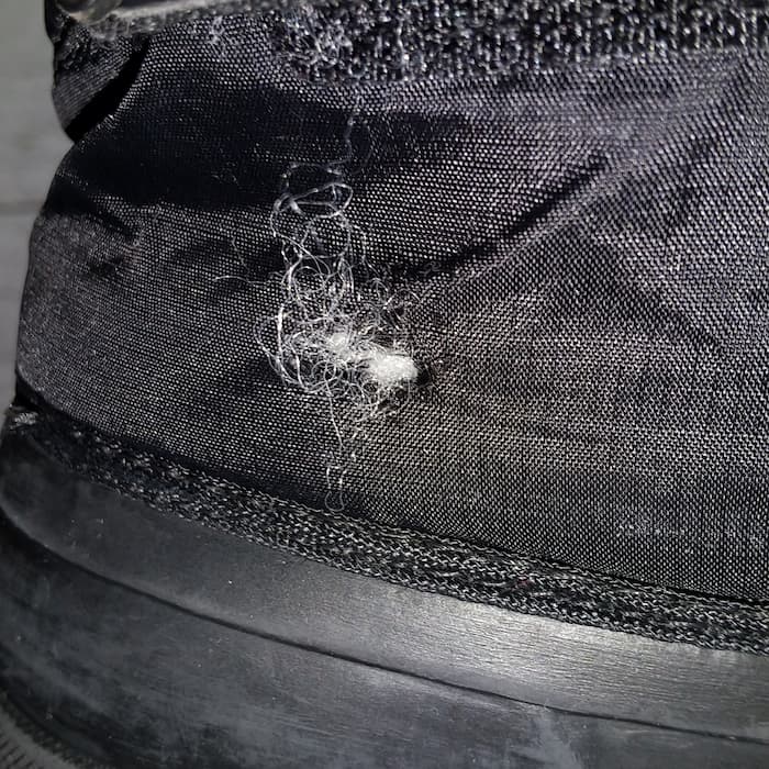 穴の開いたスノーブーツ