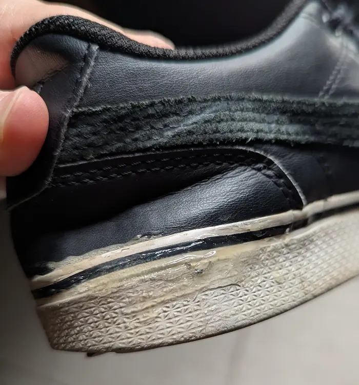 シューグーを塗布したスニーカー