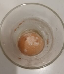 酢に入れた卵