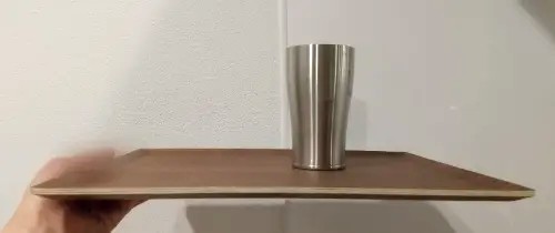 ニトリ 滑りにくい木製トレーにタンブラーを乗せた写真