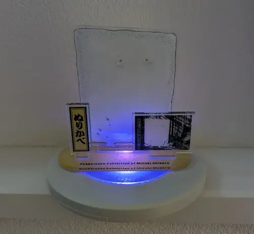セリアの光るコースターにぬりかべアクスタを乗せた写真