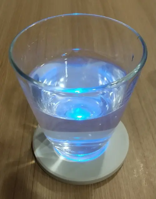 セリアの光るコースターにコップを置いた写真
