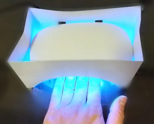 ダイソーLED UVライトを使用している様子