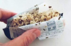 『尾西アルファ米おにぎり』の作り方