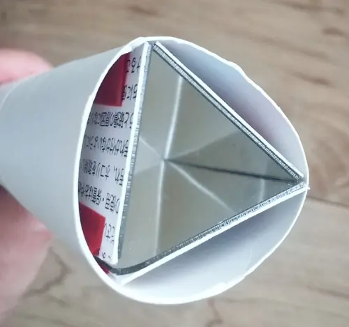 アクリルミラーを筒の中に入れます