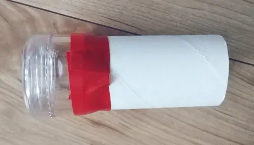 筒にアクリルケースを取り付けます