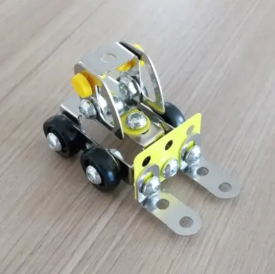 ダイソーのメタリック3Dパズル　建設機械 フォークリフト　完成