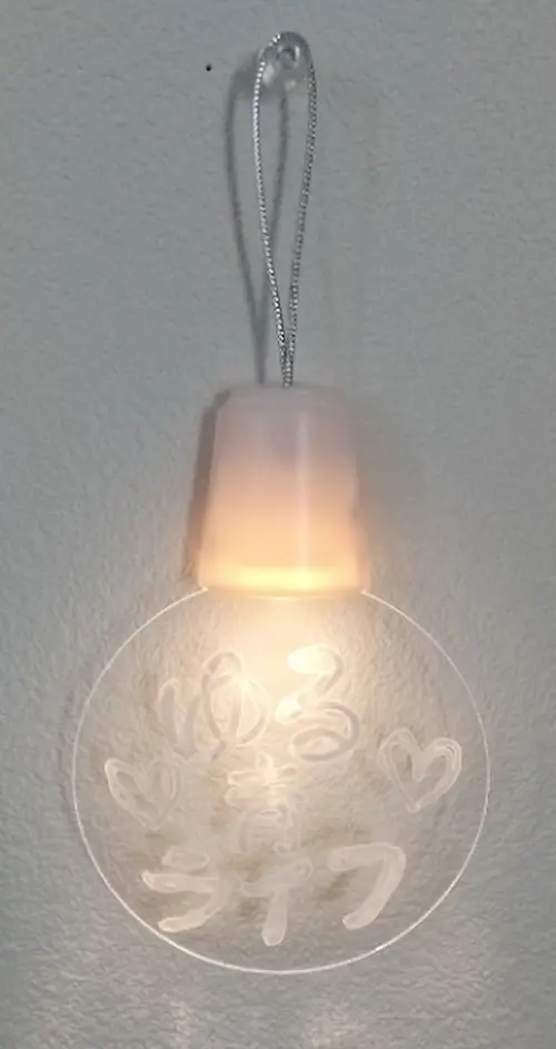 100均アクリルライトの表側から文字を書いた写真