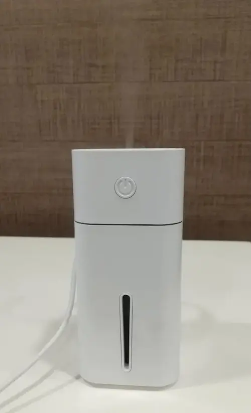 ダイソー加湿器スクエア型 ミストが出てる写真