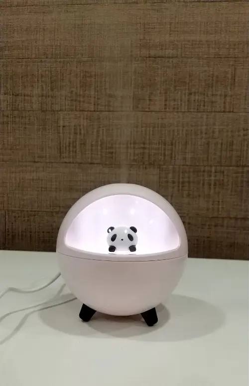 ダイソー加湿器カプセル型パンダ 光りながらミストを出してる写真
