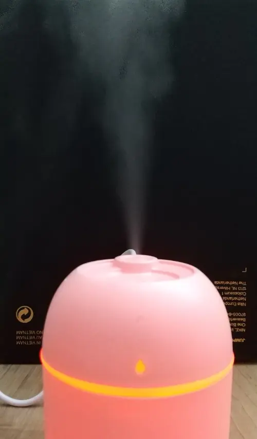 ダイソー加湿器Quiet/Lights光りながら点灯してる写真