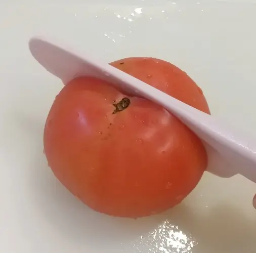 セリア子ども包丁でトマトを切る