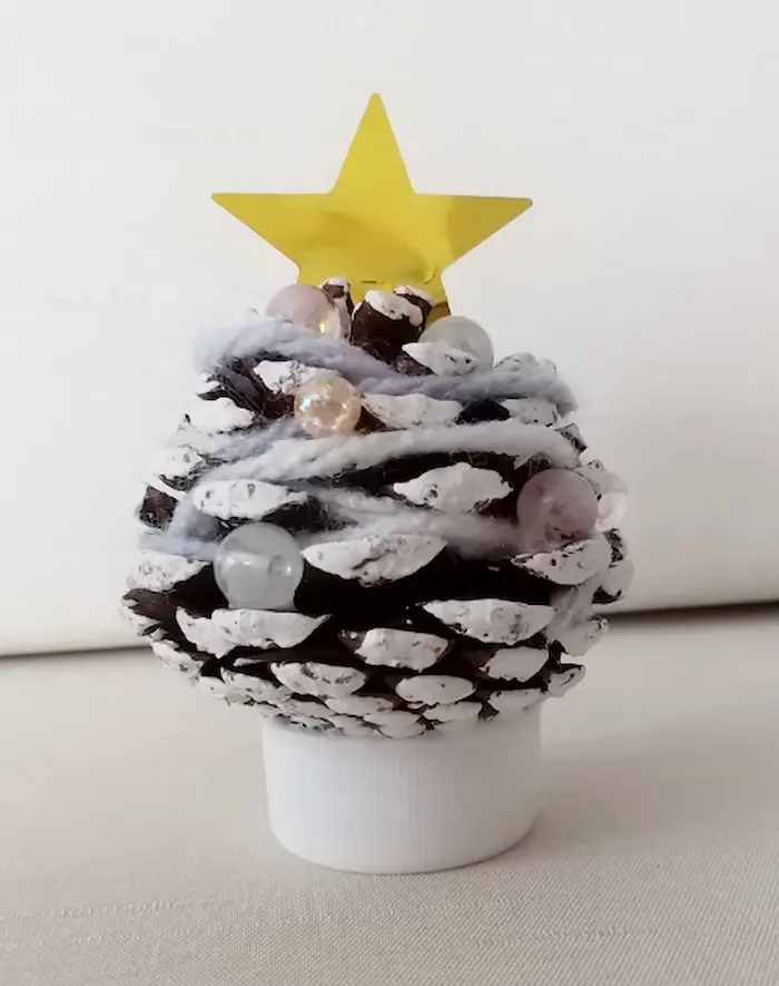 星を乗せると「100均材料で作る松ぼっくりツリー」の完成