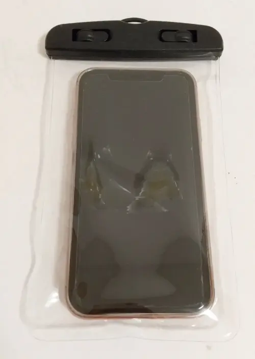 ダイソーの「スマートフォン防水ケース」にiPhoneを入れてみた