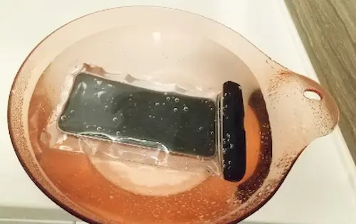 ダイソーの「スマートフォン防水ケース」を水の中に沈めてみた