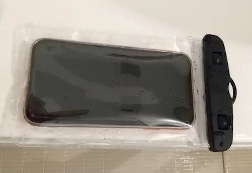 ダイソーの「スマートフォン防水ケース」水の中に沈めた結果