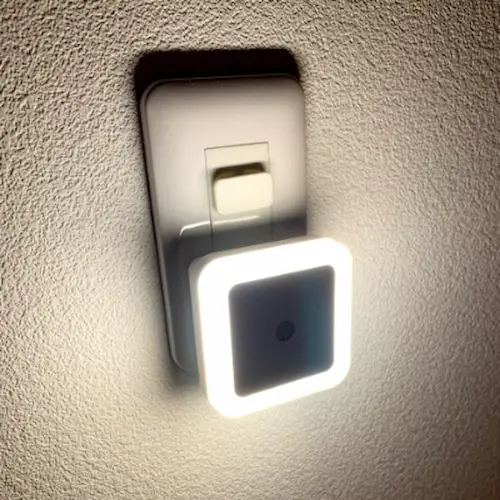 ダイソーの「LED明暗センサー付きナイトライト」をコンセントに刺した写真