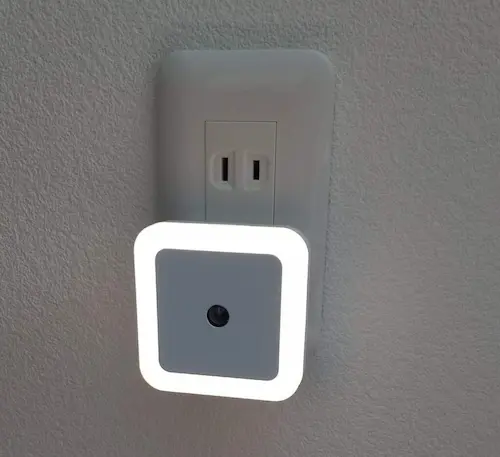 ダイソーの「LED明暗センサー付きナイトライト」はかなり明るくならないと消えない