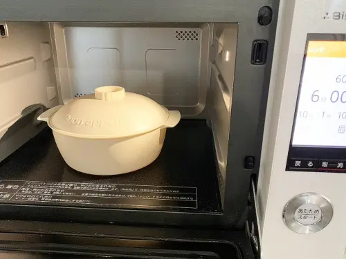スリコの「ビストロヌードル」で袋めんを電子レンジで作ってる写真