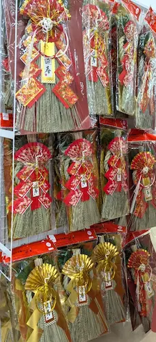 ダイソーのお正月グッズ 大きなしめ飾りもあります