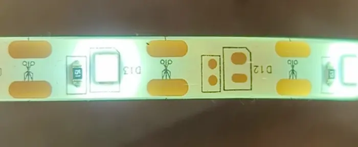 ダイソーのLEDテープライト【ウォームホワイト】はハサミでカットが可能