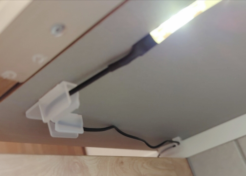 靴箱の下 テープを這わせる