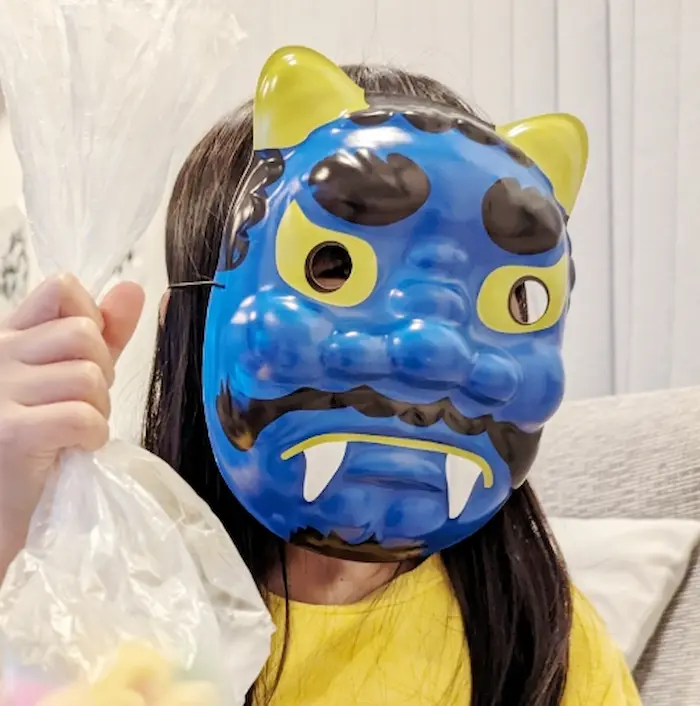 ノリノリで鬼のお面を付ける子ども