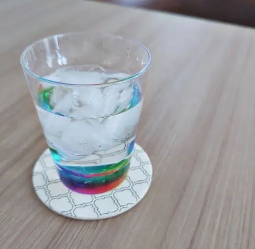 りっぷうやの「珪藻土コースター」にコップを置いた様子