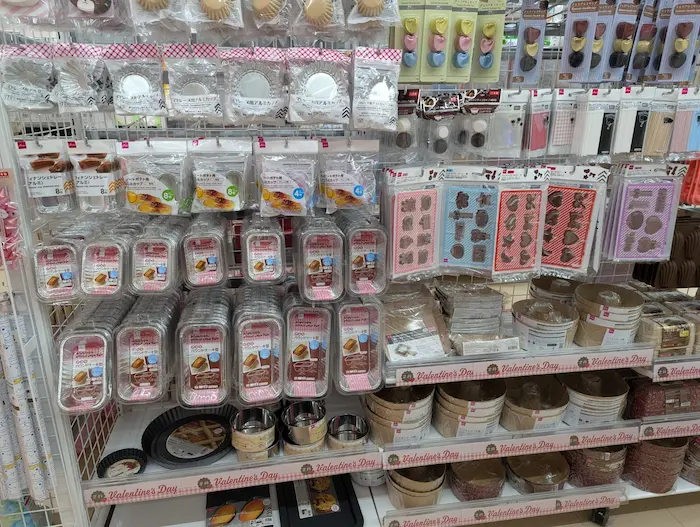 ダイソー　バレンタイン　ケーキ型・マドレーヌ用カップなど