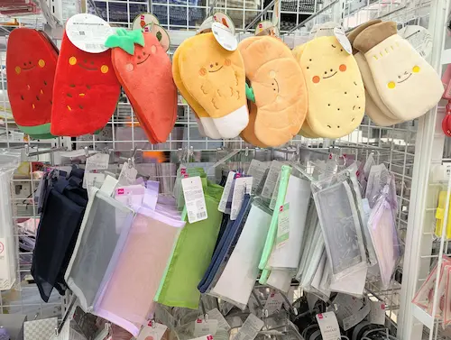 ダイソーの野菜モチーフのペンケース