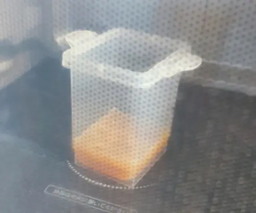 ダイソー「レンジで簡単 だし巻きたまご」電子レンジで加熱中