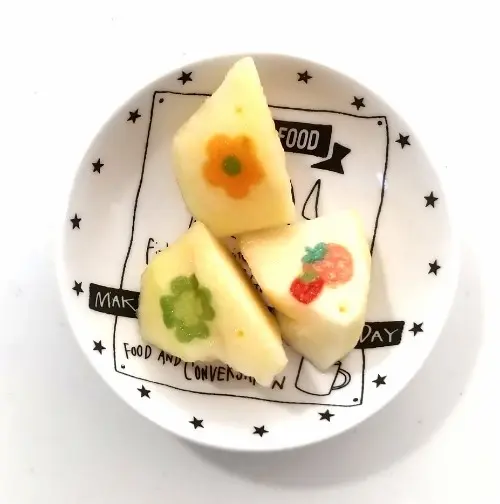 ダイソー「食べれるデコシール」リンゴに貼った写真