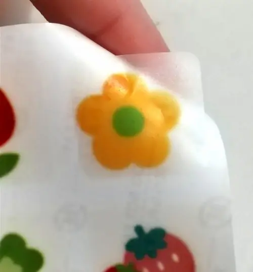 ダイソー「食べれるデコシール」はがす様子