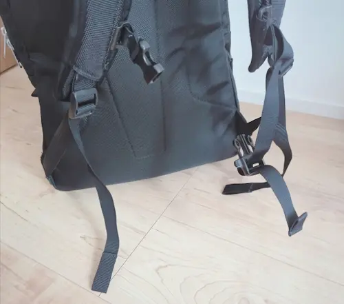 リュックの紐はなぜだらつく？