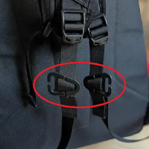 ダイソー肩ズレ防止パーツをリュックにつけた写真