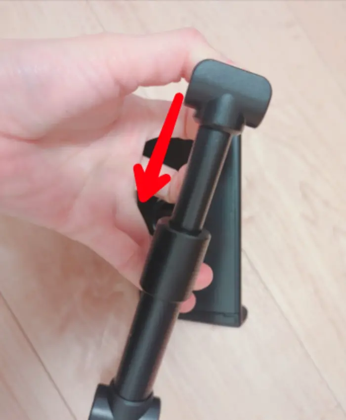ダイソーの「バックシートホルダー」は押し込むと縮みます